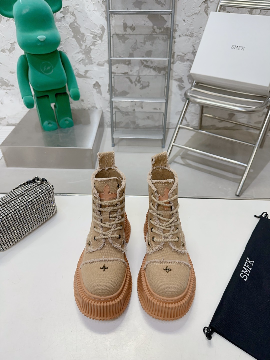SMFK 001 boots XM552