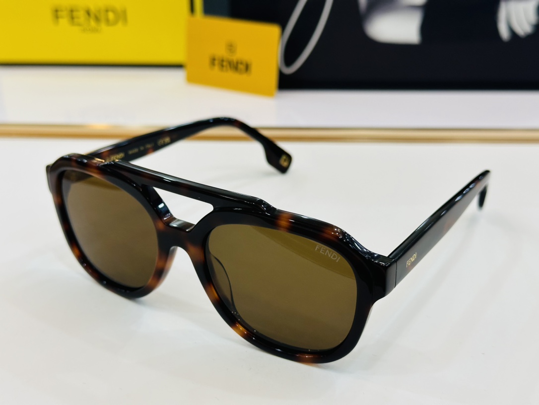 Fendi Sunglasses FE40076U SM061