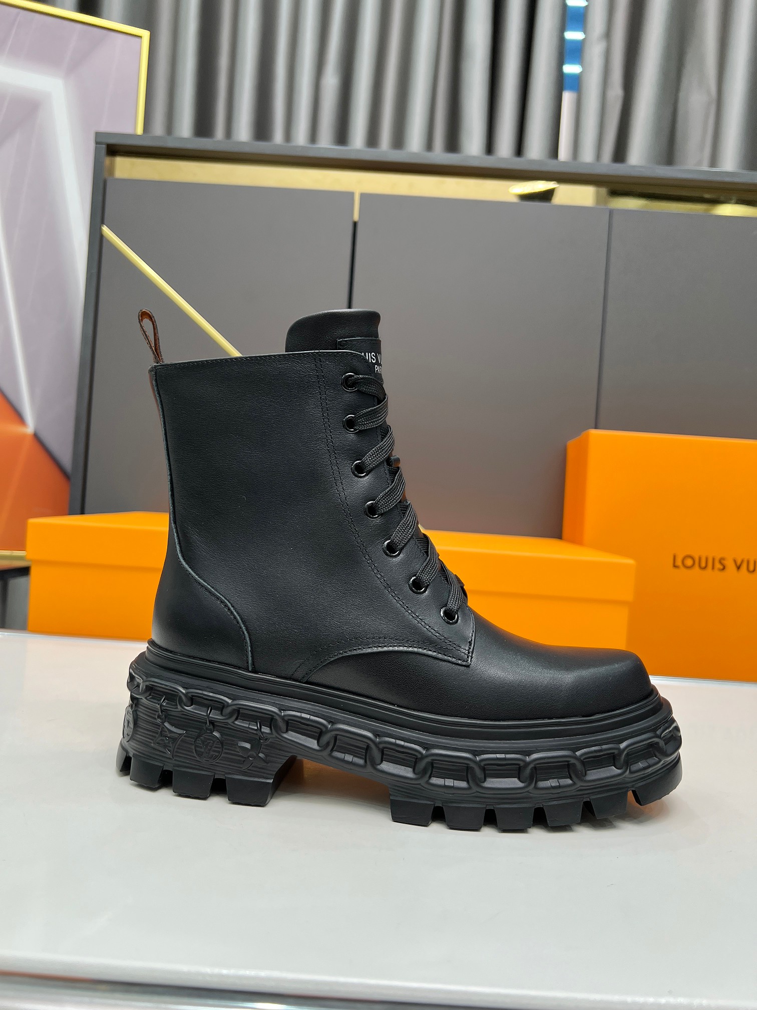 LV 002 boots XM063