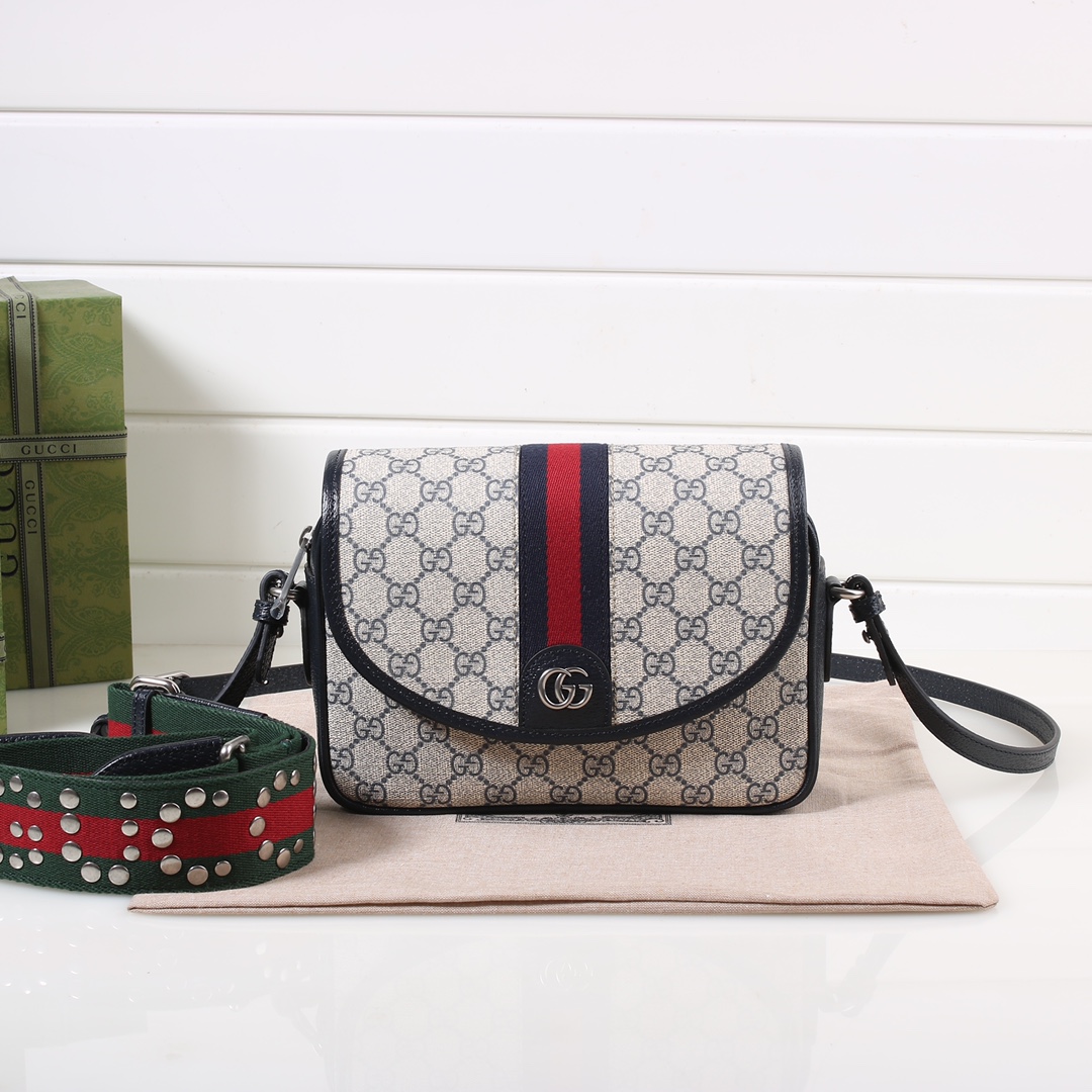 Gucci722117smile051