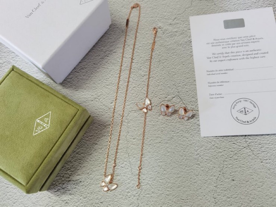 Van Cleef & Arpels Jewelry Necklace Butterfly with white Fritillaria