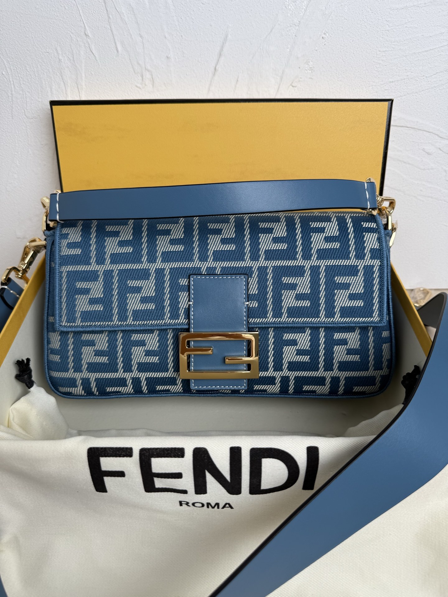 Fendi Shoulder Bag Ladies' Favorite