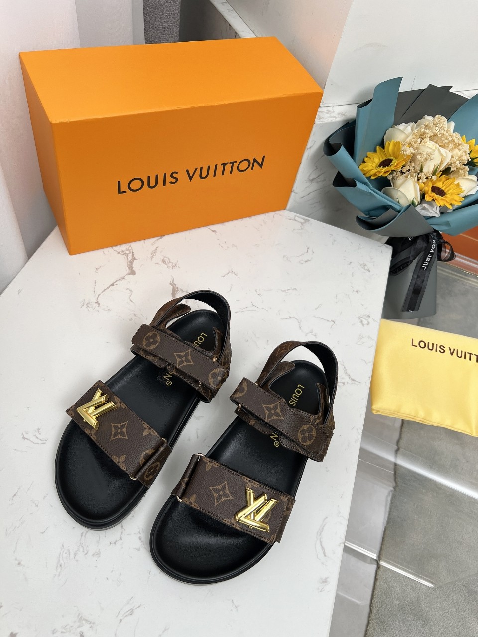 LV Shoes 023 XM012