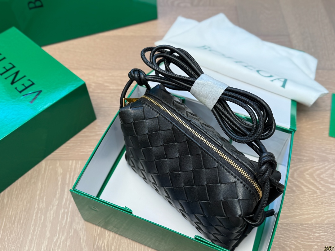 Bottega Veneta Shoulder Bag 008 DB061 18cm