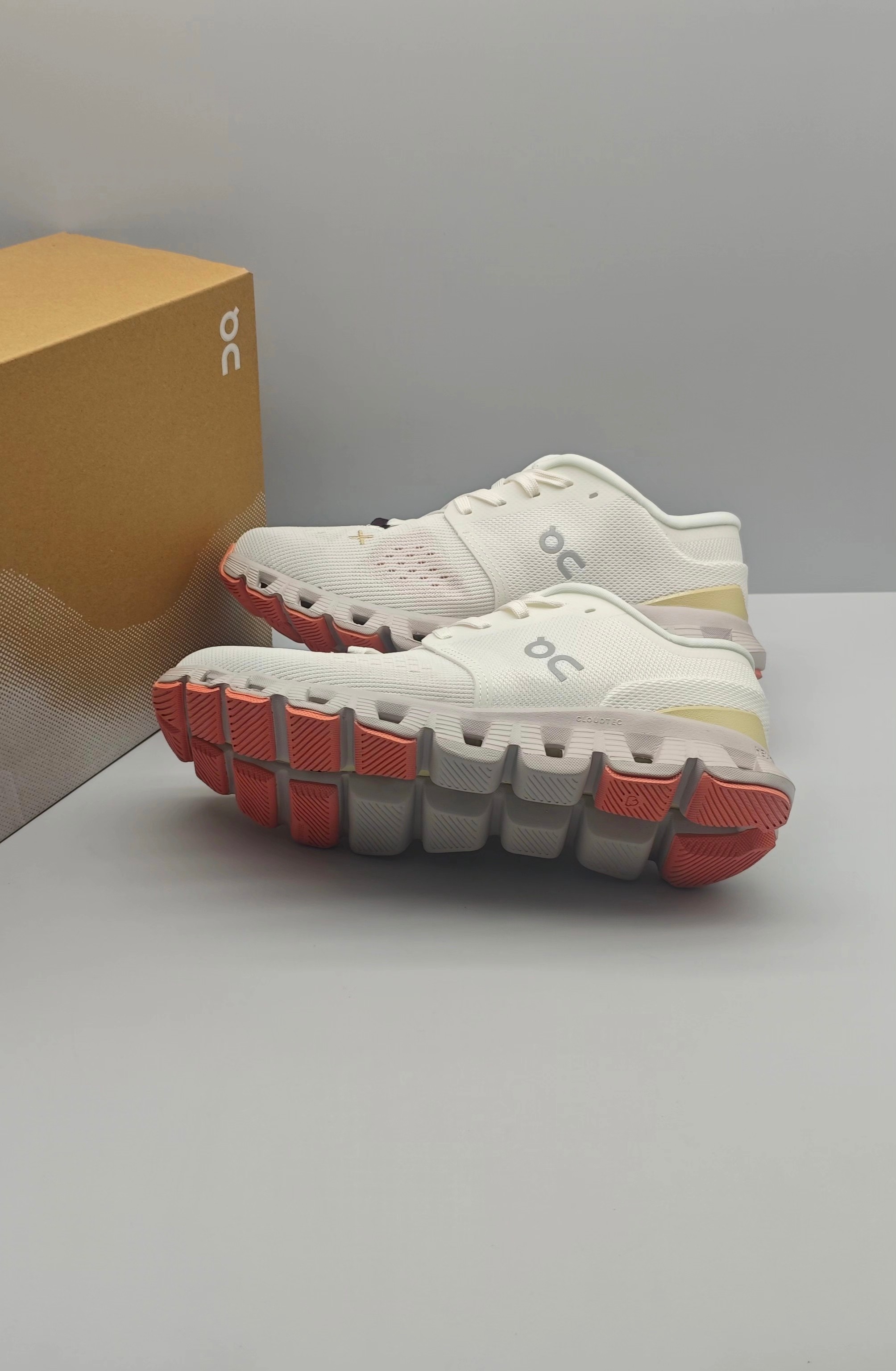 On Cloud Sneakers Sports shoes ON Cloud X4