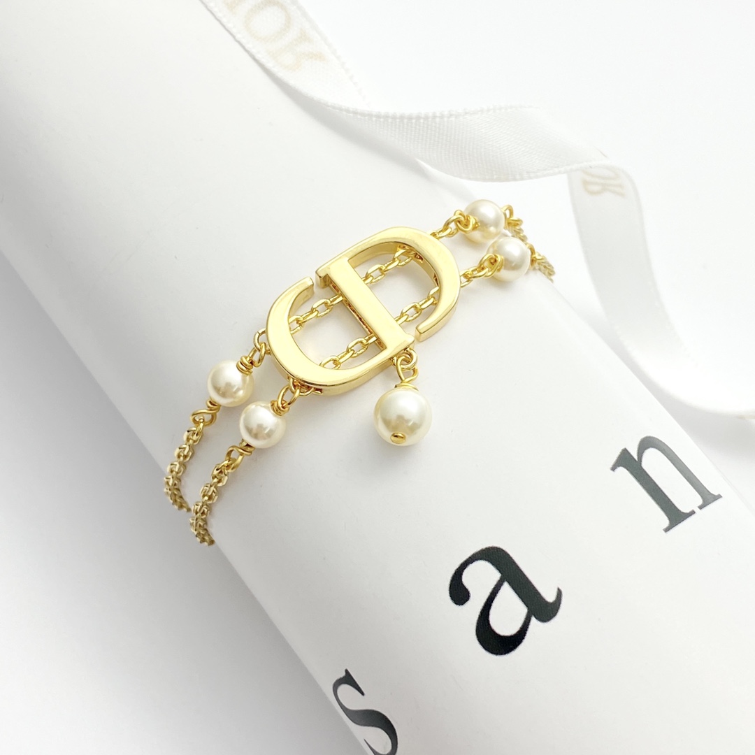 Dior Jewelry Bracelets The cross embellishment of pearls and metal chains is more exquisite and elegant