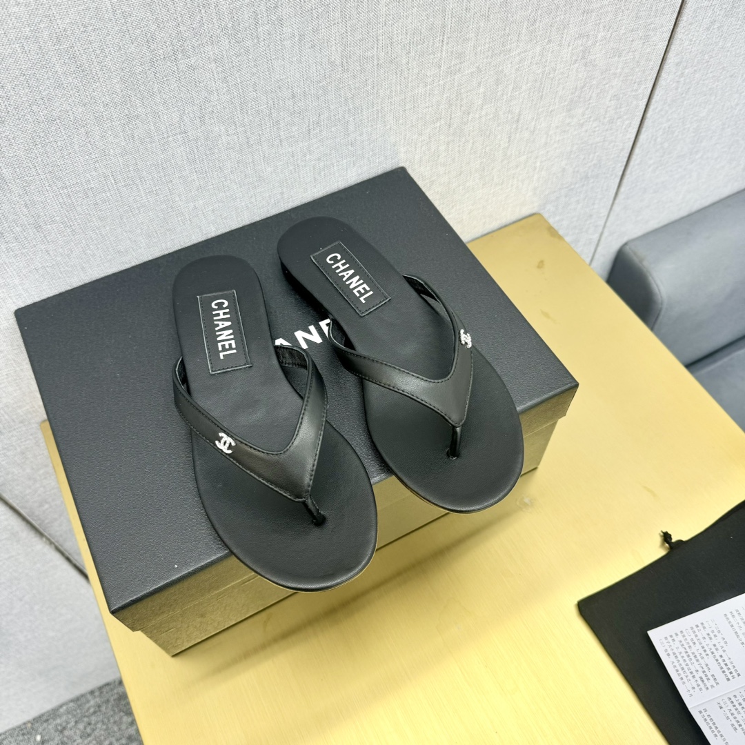 Chanel Shoes Ladies' runway style flip flops