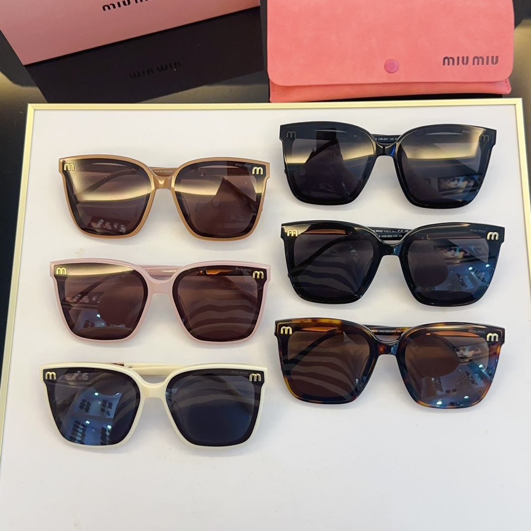 Miu Miu Sunglasses SMU 21S SM061