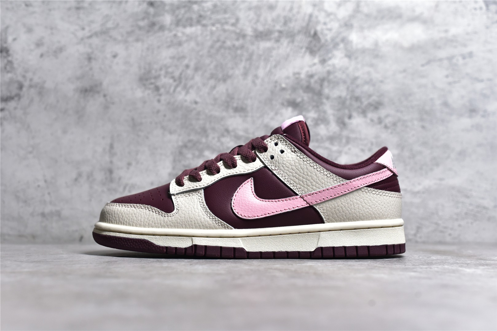NK Dunk Low Valentine's Day  DR9705-100