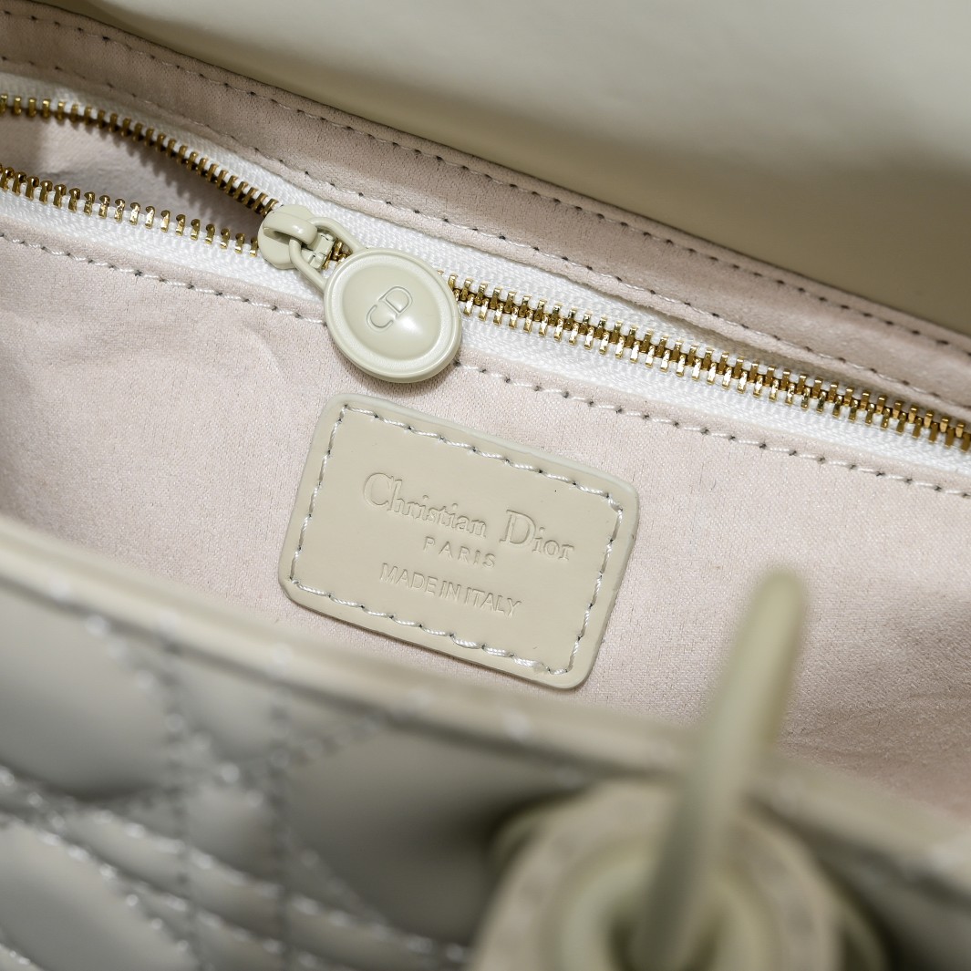Medium Lady Dior Bag White Matte 2022 LM071 24cm