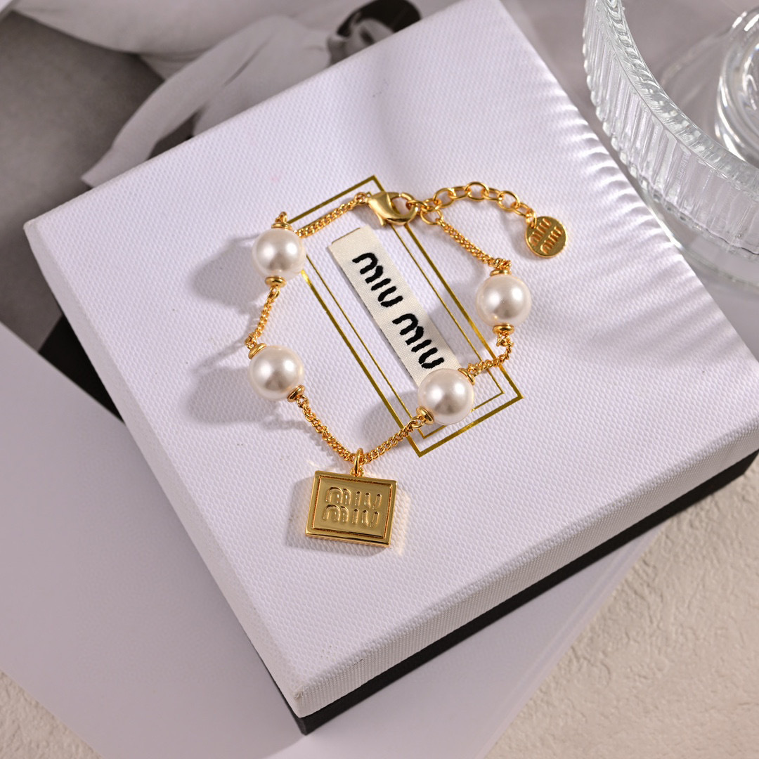 Miu Miu Jewelry Lock pearls with