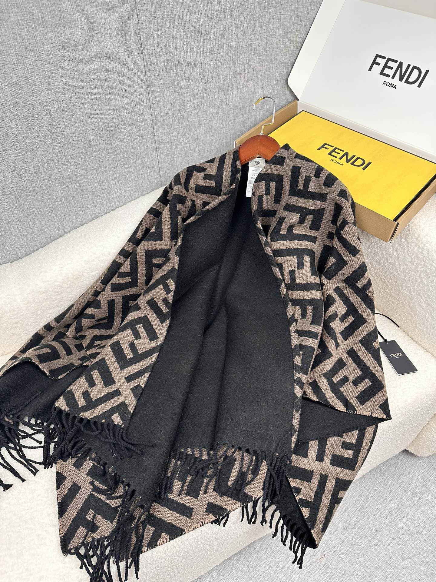 Fendi Scarf FF Classic Pattern Cape 51% Wool 49% Cashmere 140*150cm Accessories