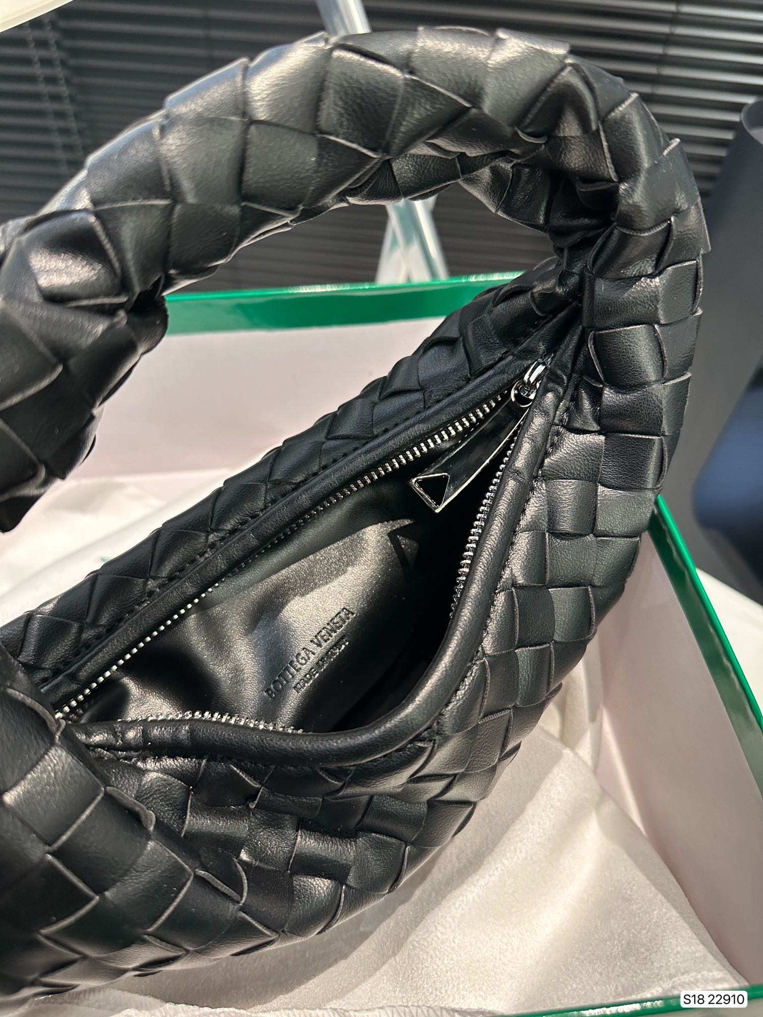 Bottega Veneta Handbag 22910 DB551 27cm