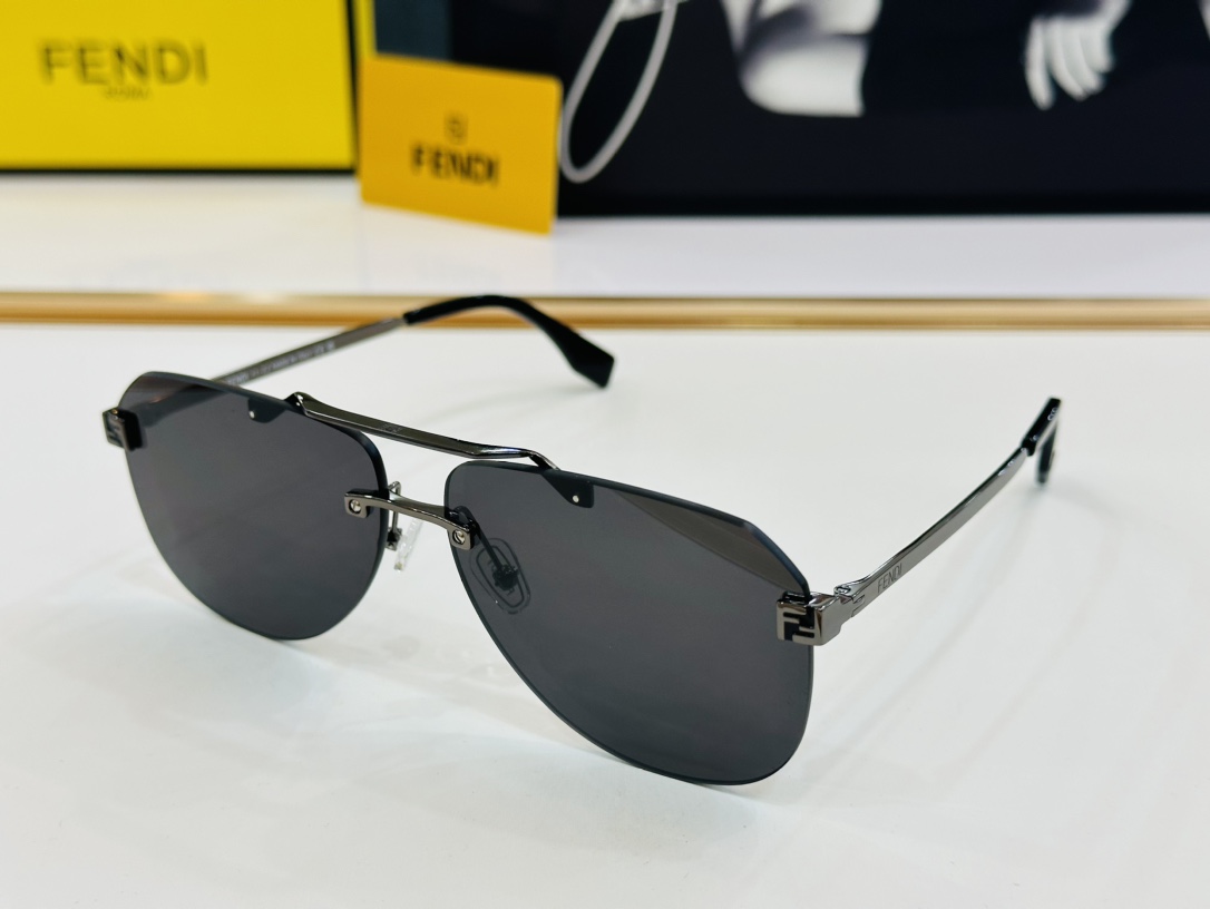 Fendi Sunglasses FE40115U SM071
