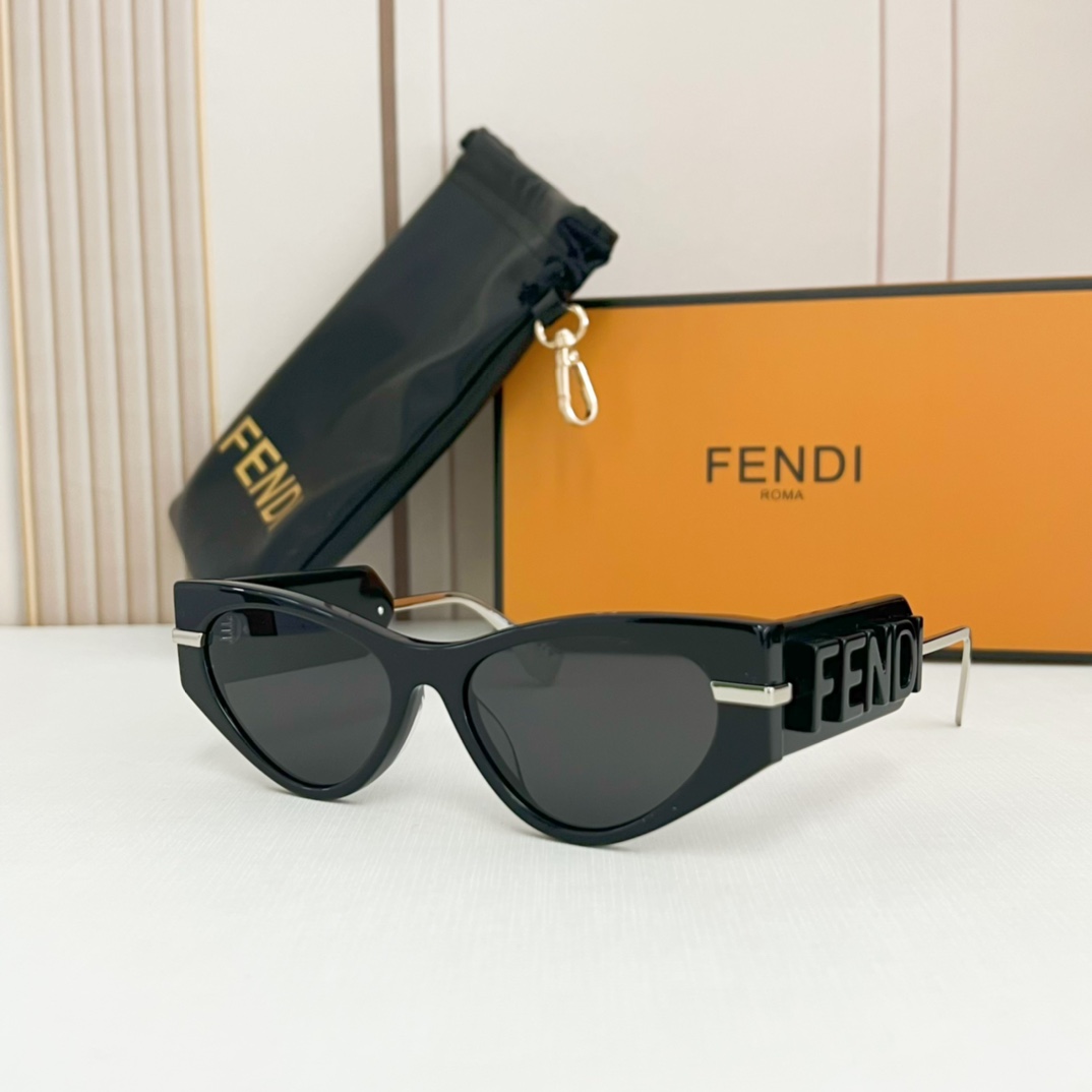 Fendi Sunglasses FE40121 SM071