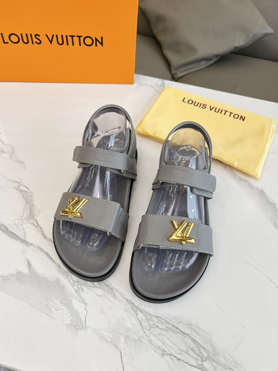 LV Shoes 023 XM022