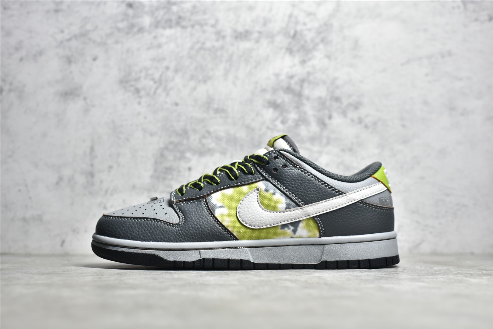 HUF×NK SB Dunk Low  Friends and Family  FD8775-002