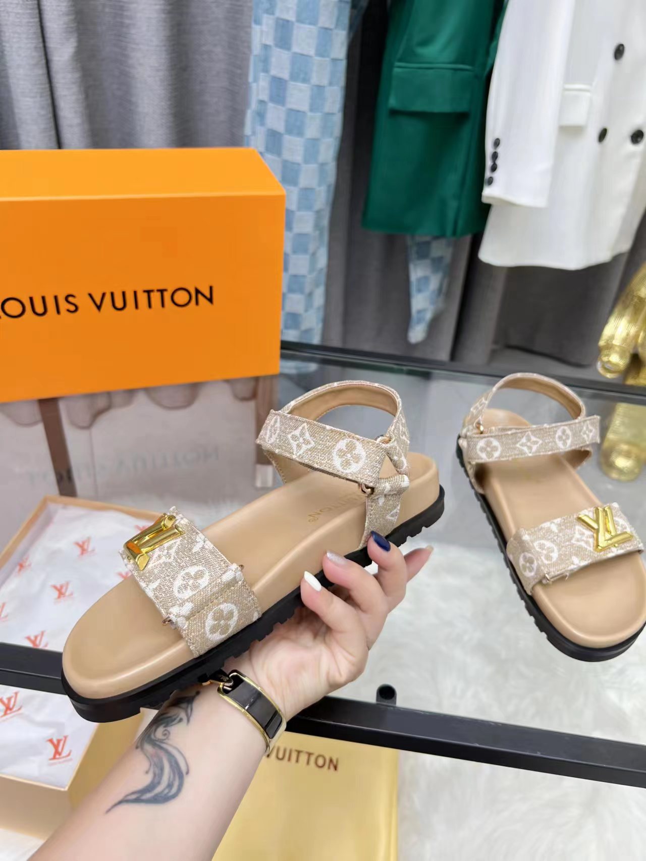 LV Shoes 023 XM012