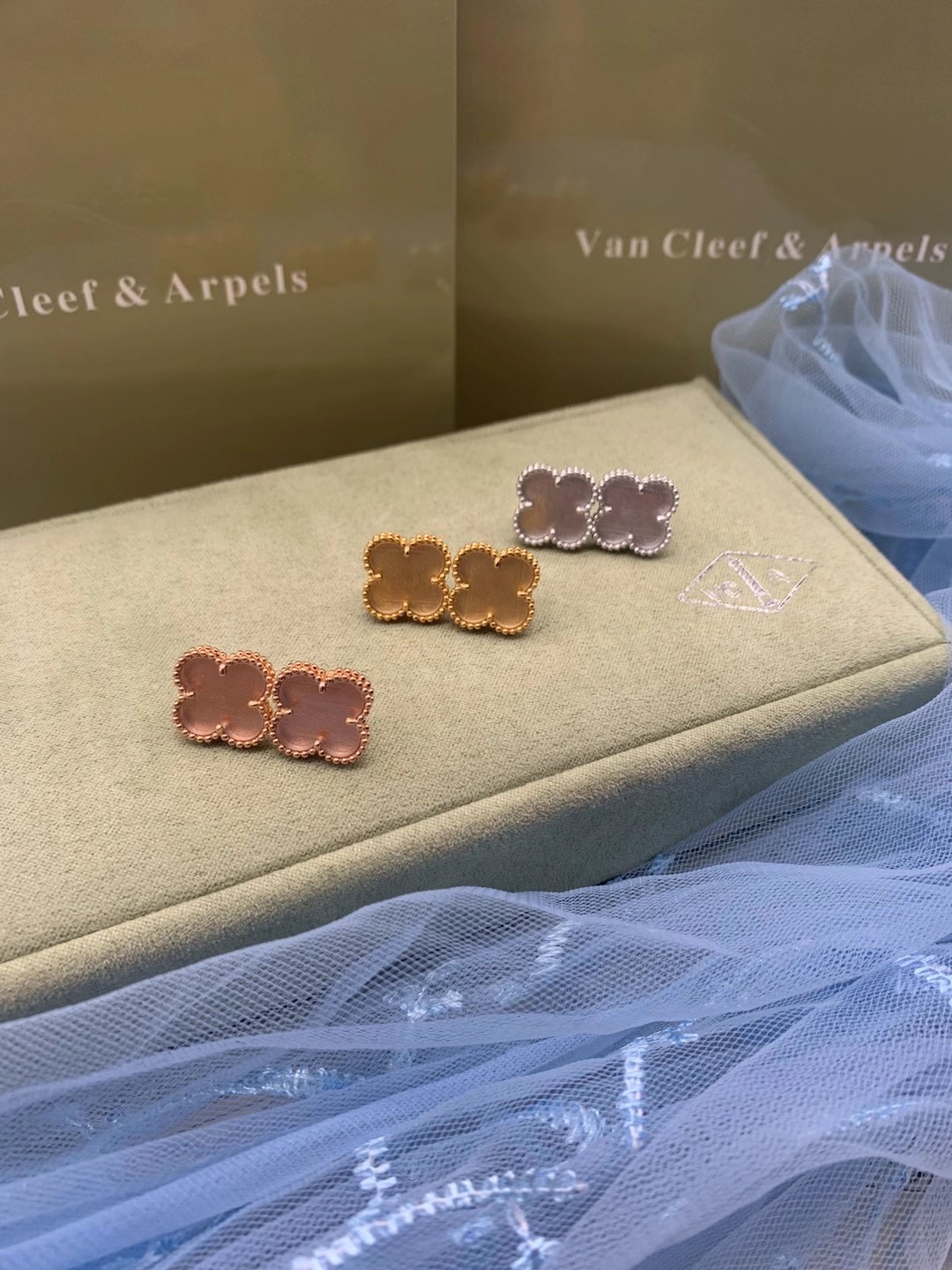 Van Cleef & Arpels Jewelry Earring Transparent Single Flower Earrings