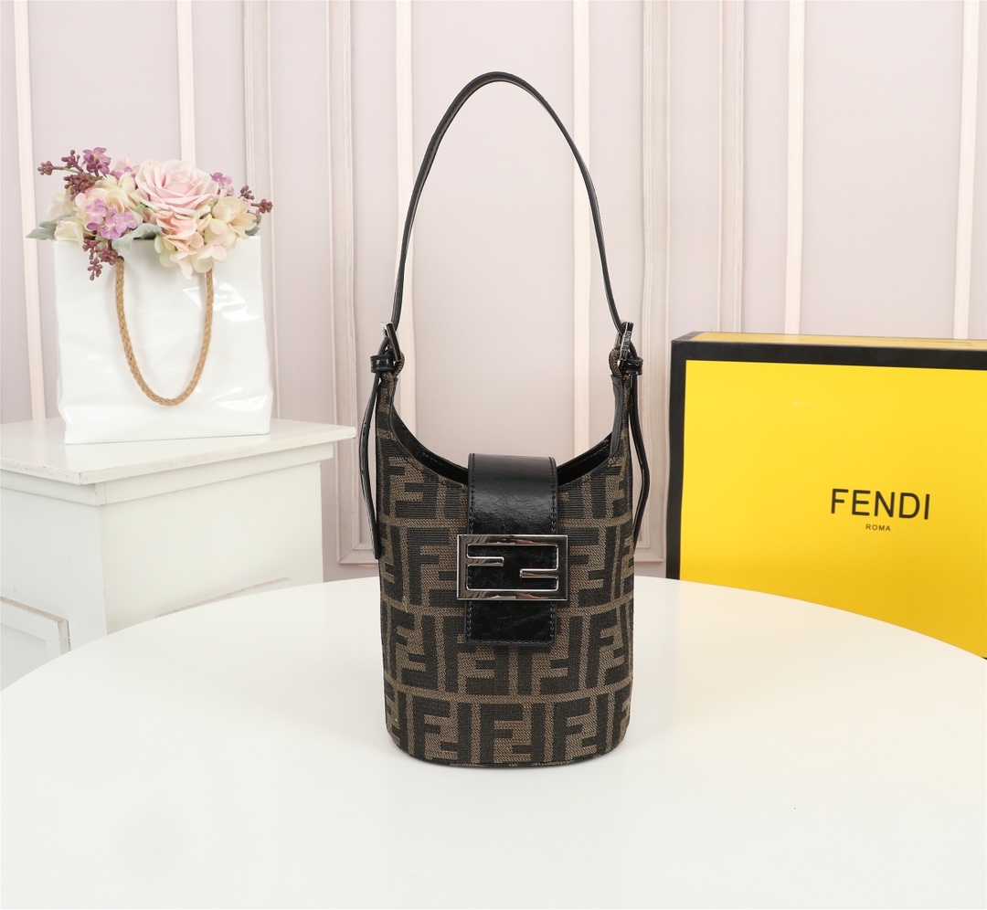 Fendi2010JQE071 21x10x14 cm