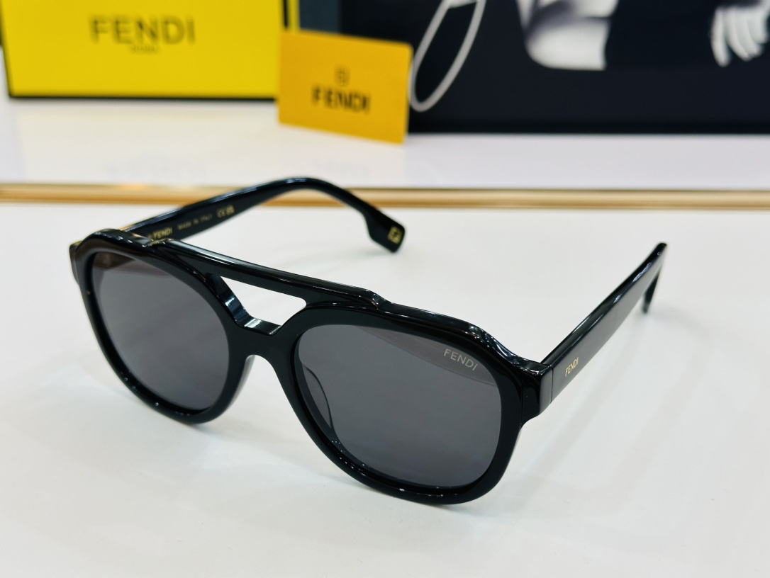 Fendi Sunglasses FE40076U SM061