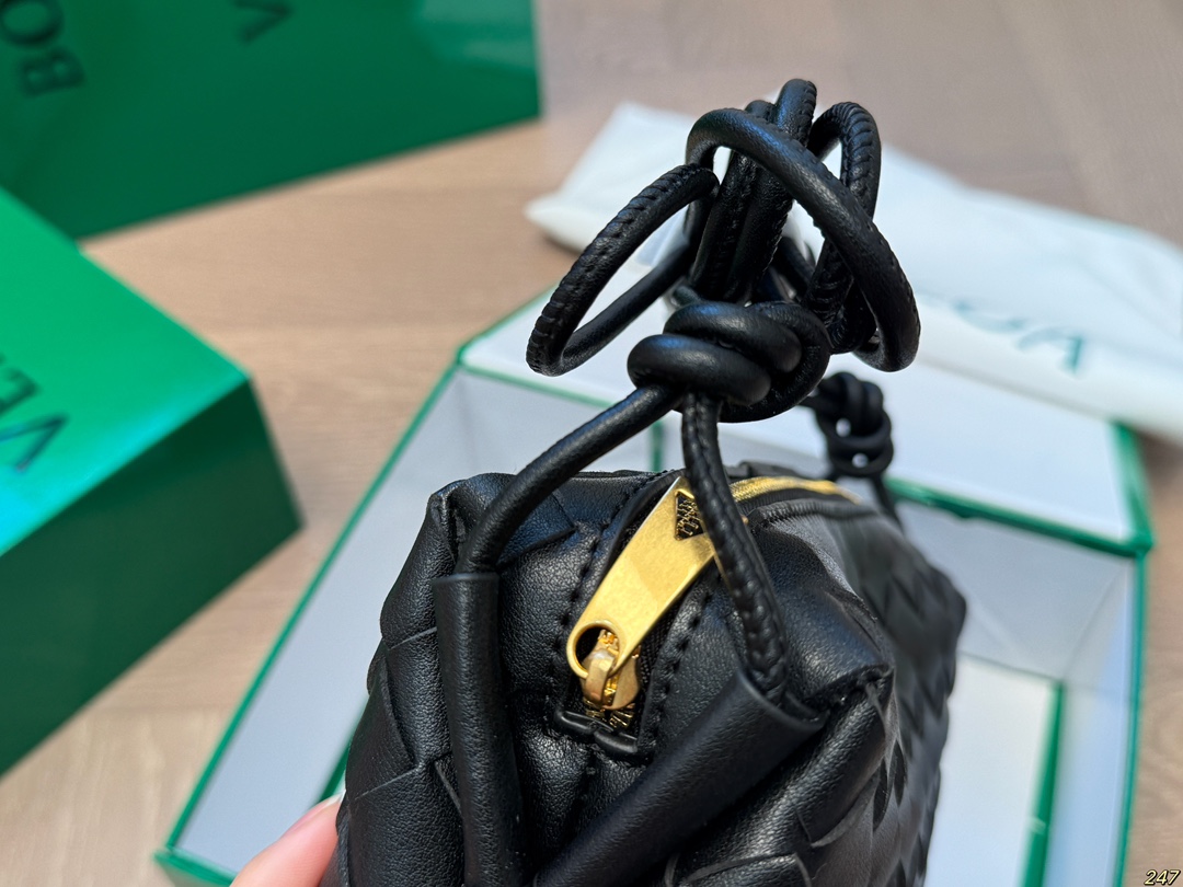 Bottega Veneta Shoulder Bag 008 DB061 18cm