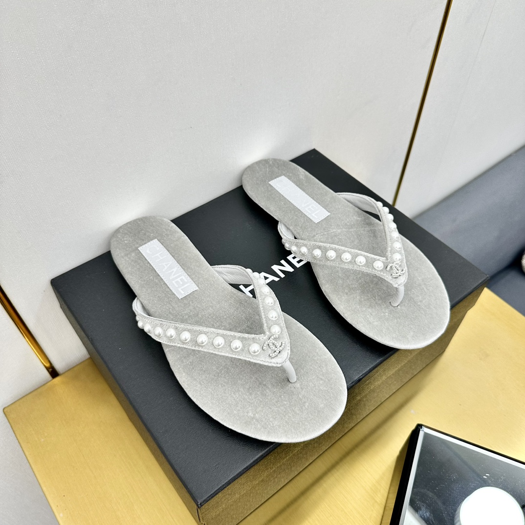 Chanel Shoes Women's flip flops