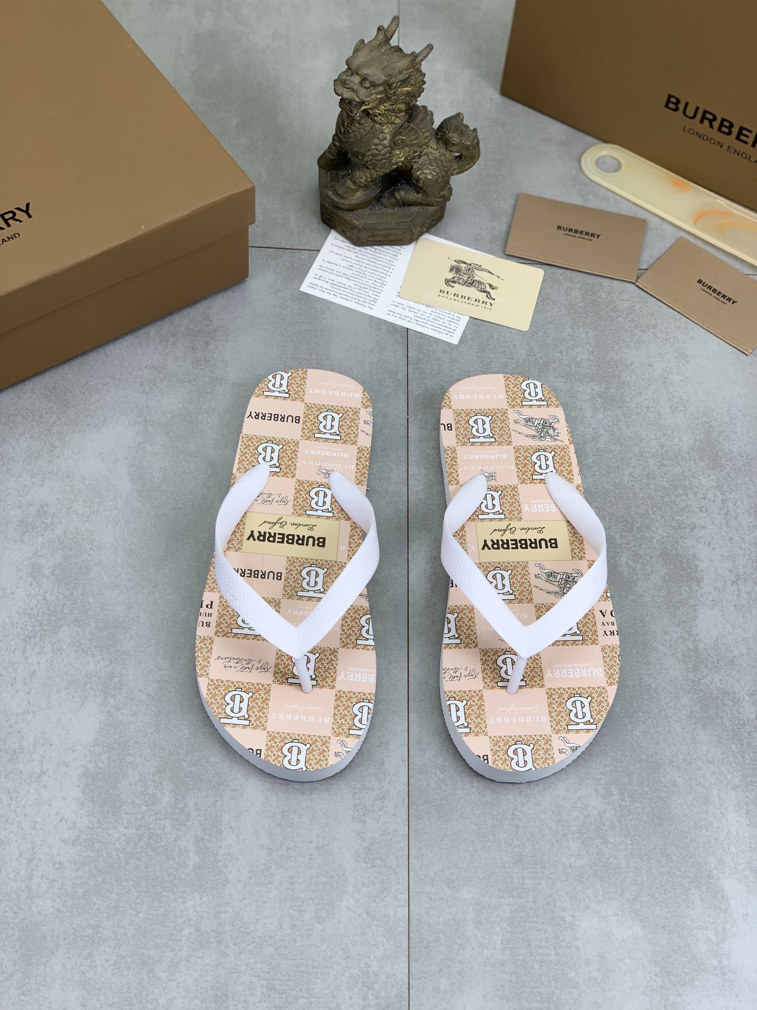 Burberry Shoes Casual flip-flops for couples