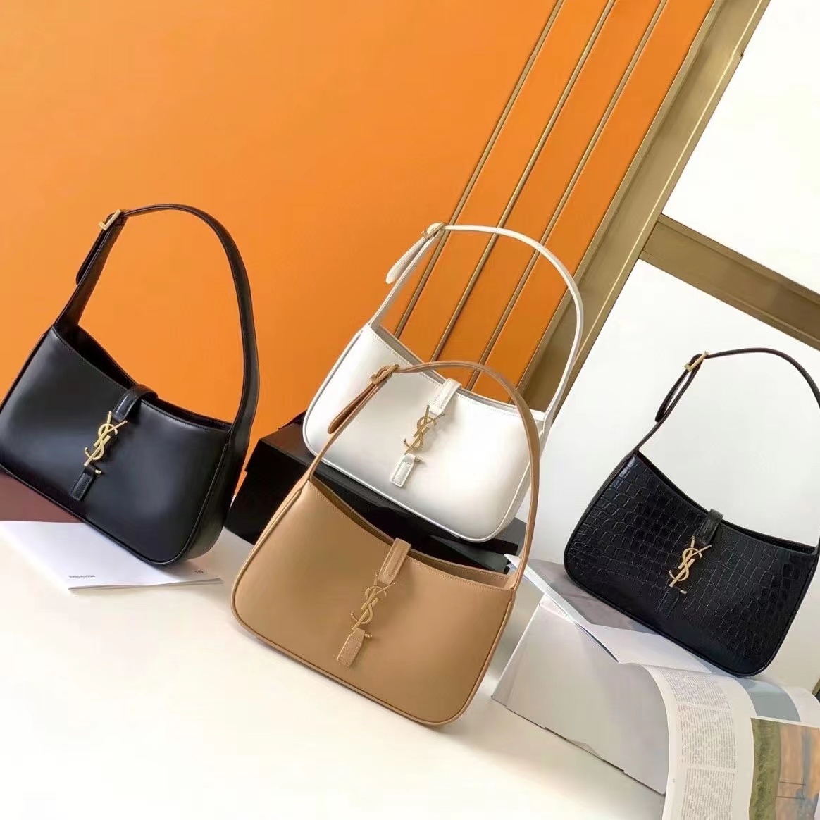 YSL LE 5 À 7 HOBO BAG IN SMOOTH LEATHER