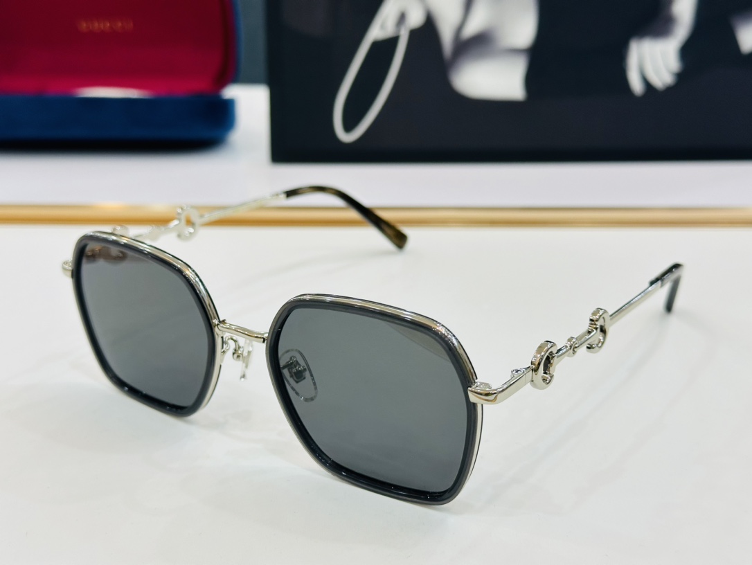 Gucci Sunglasses GG0670S SM051