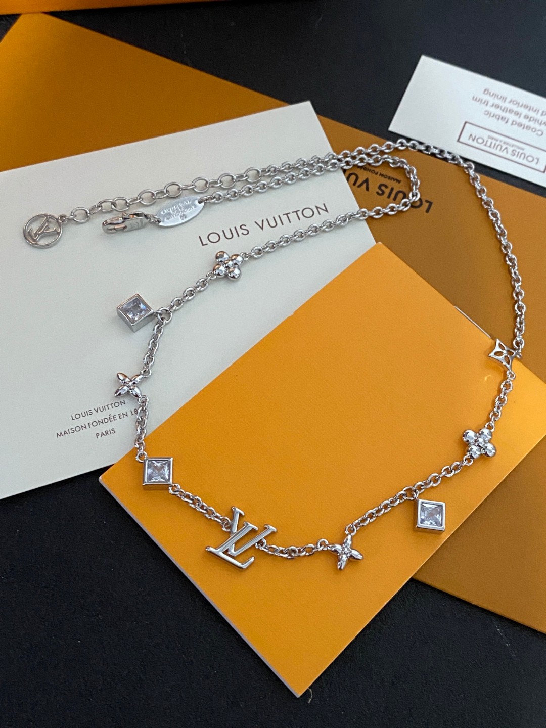 Louis Vuitton Jewelry Necklace Classic pattern design double flower