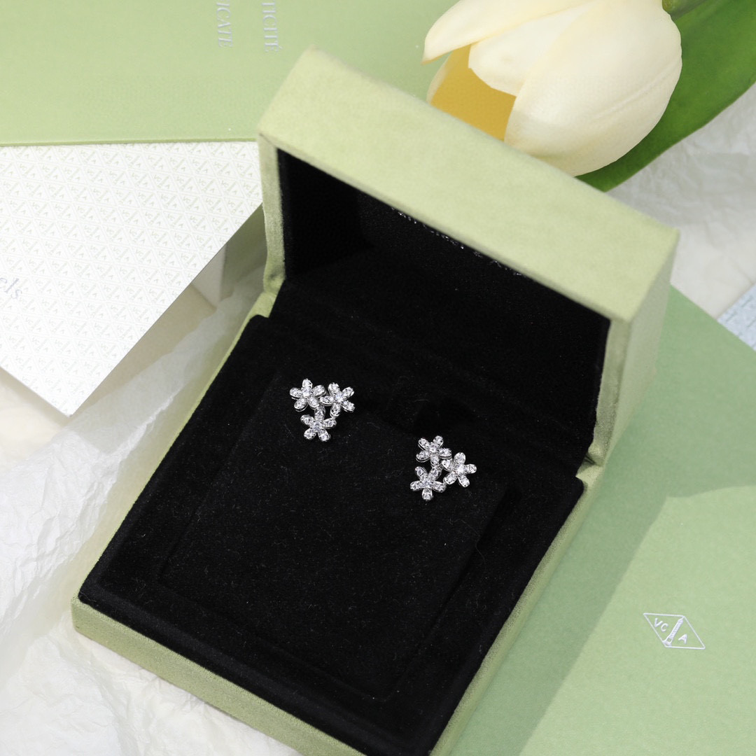 Van Cleef & Arpels Jewelry Earring Flower Stud Lucky