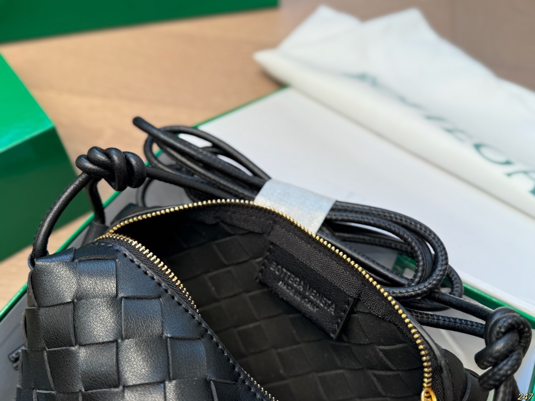 Bottega Veneta Shoulder Bag 008 DB061 18cm