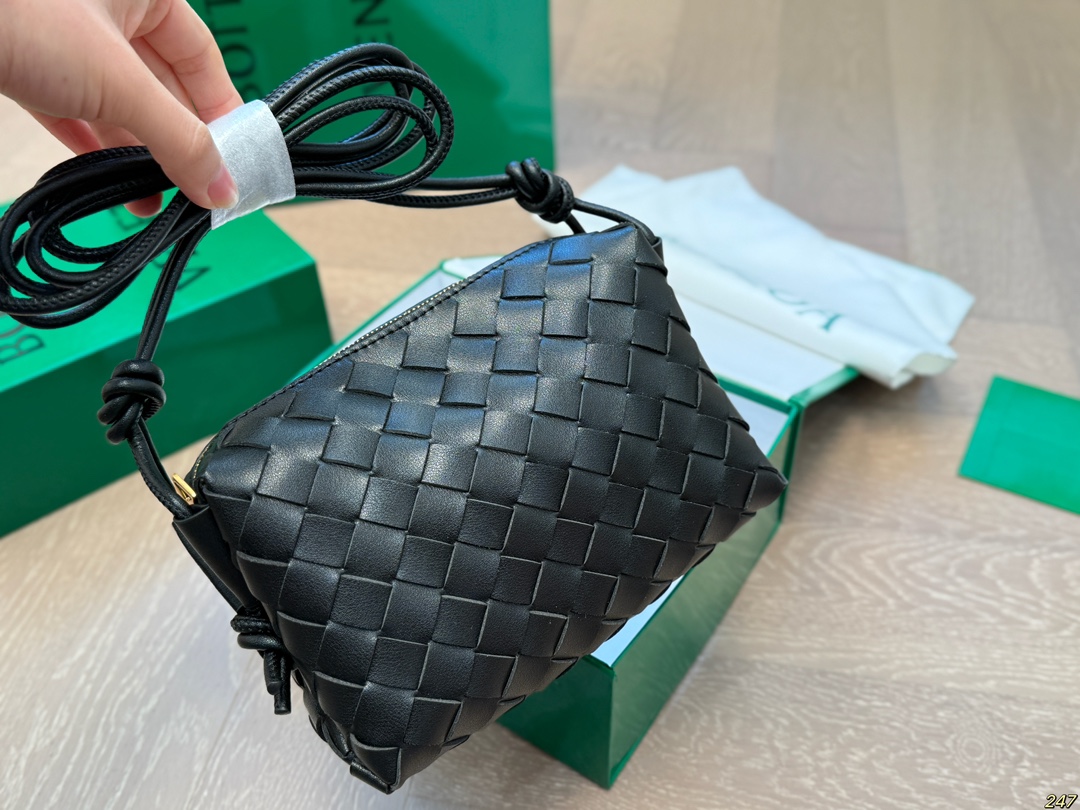 Bottega Veneta Shoulder Bag 008 DB061 18cm