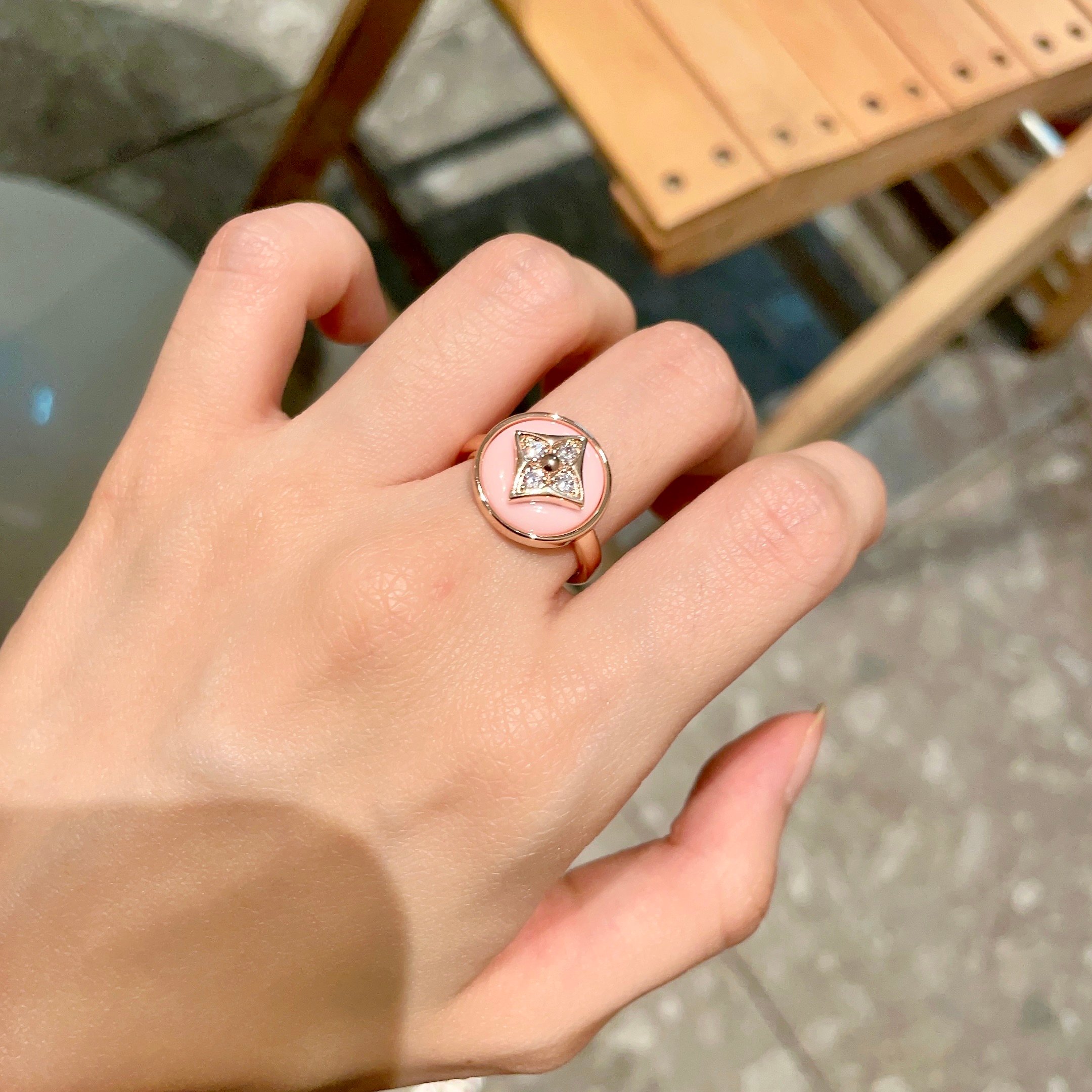 Louis Vuitton Jewelry Rings  Imported diamond four-leaf clover series modeling ring