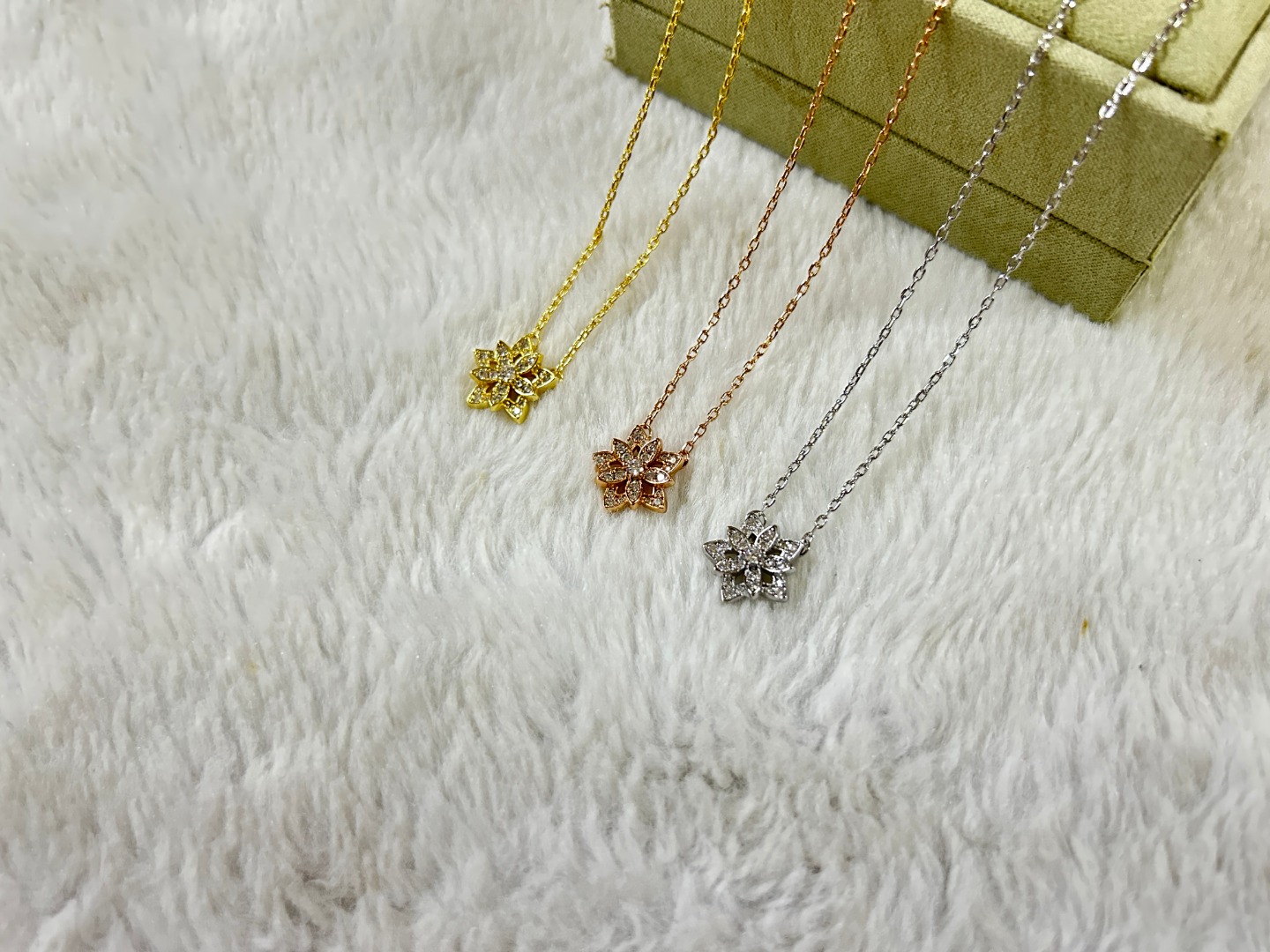 Van Cleef & Arpels Jewelry Necklace Lotus Diamond Necklace