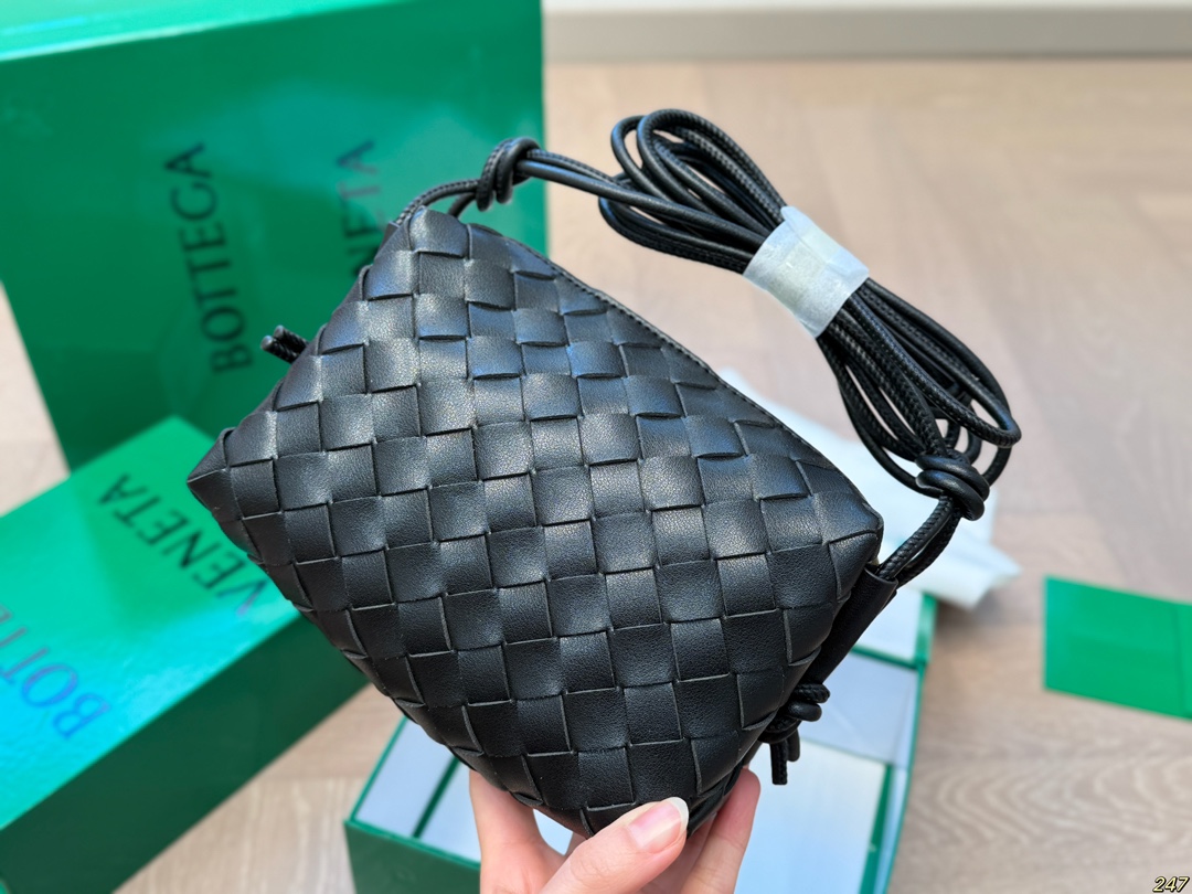 Bottega Veneta Shoulder Bag 008 DB061 18cm