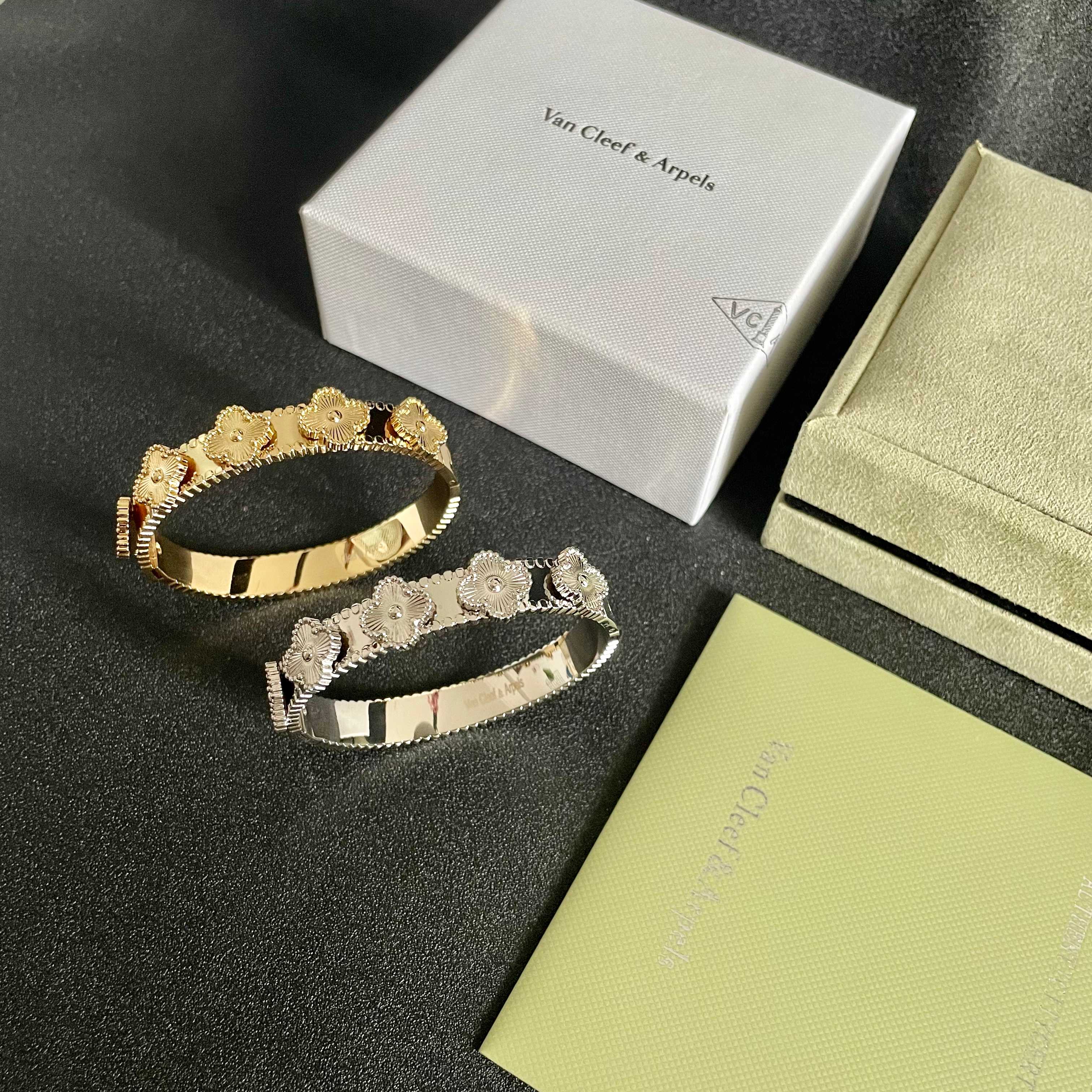 Van Cleef & Arpels Bangle Jewelry Eye-catching natural beauty