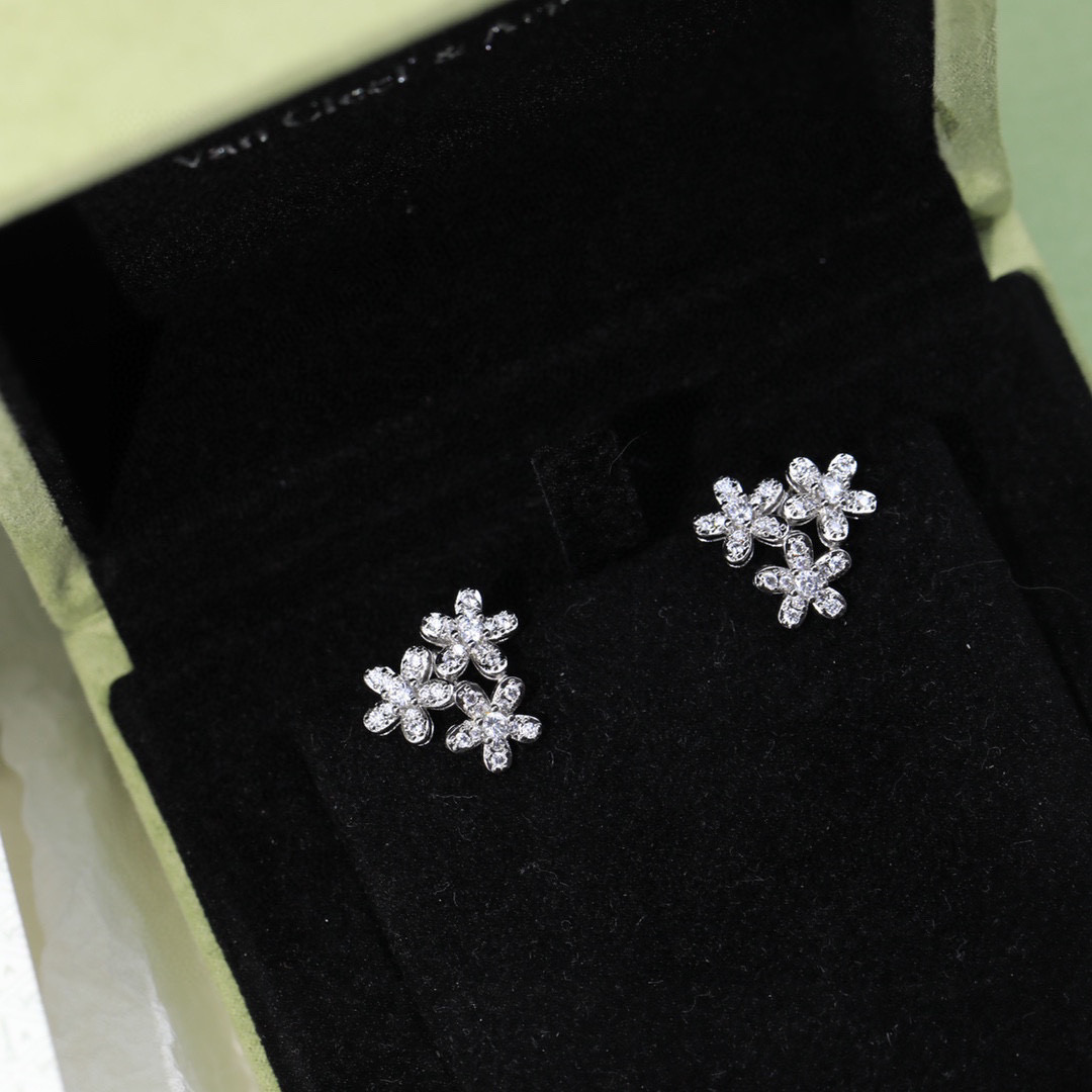 Van Cleef & Arpels Jewelry Earring Flower Stud Lucky