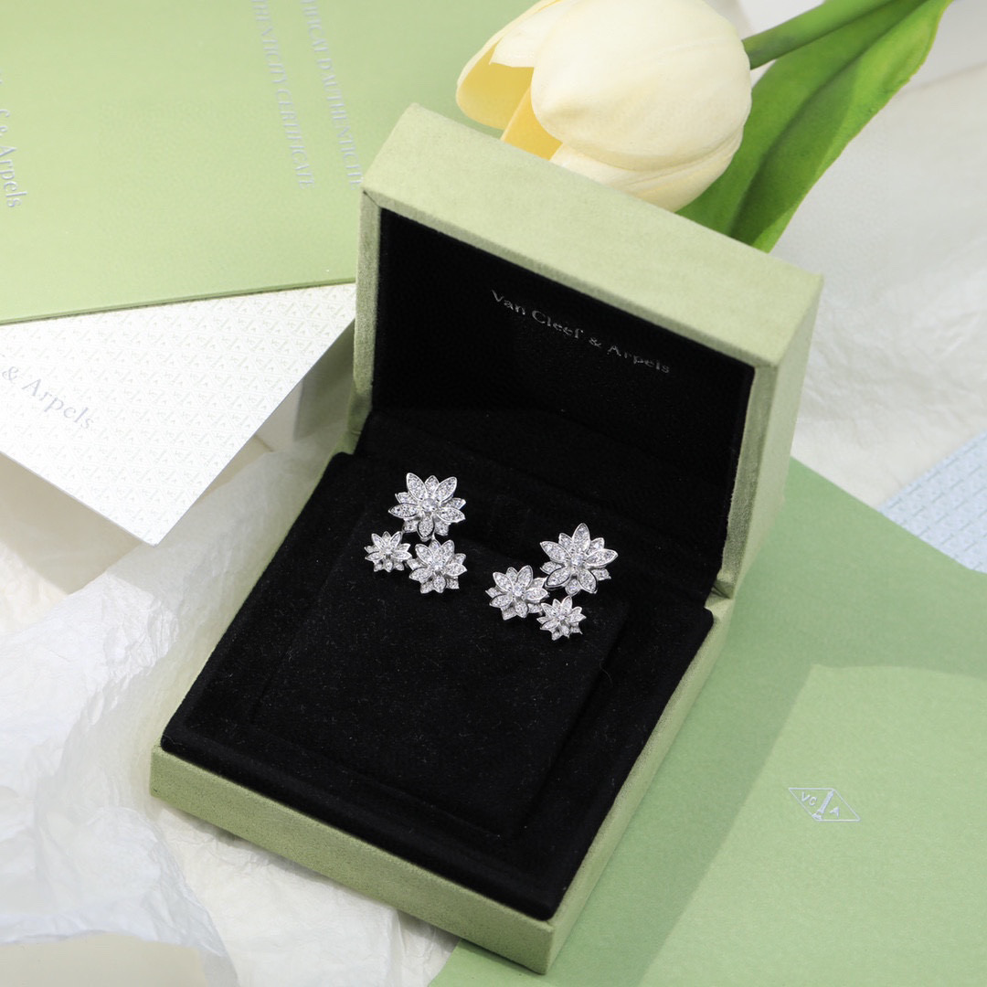 Van Cleef & Arpels Jewelry Earring VCA flower earrings