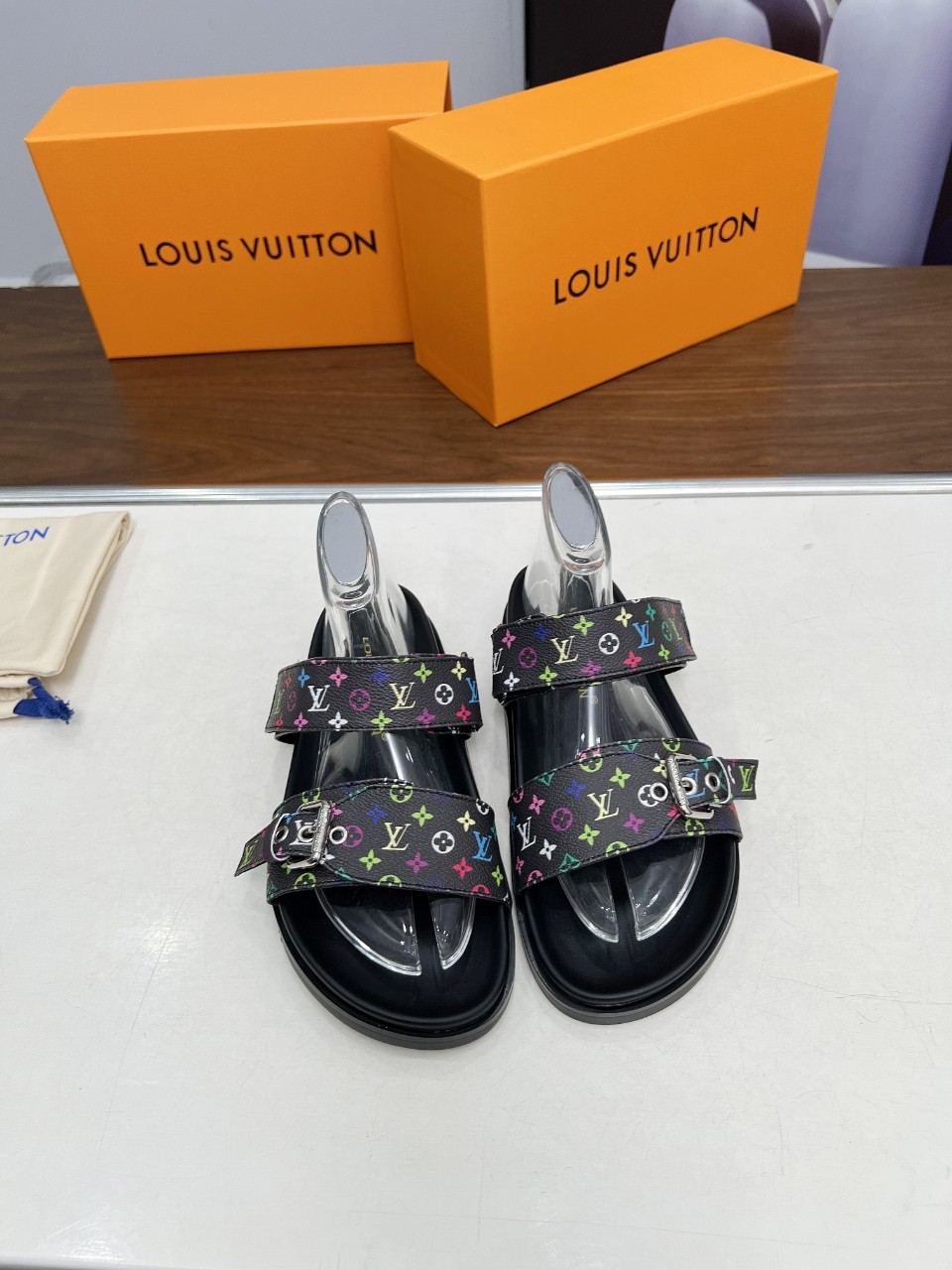 LV Shoes 025 XM091