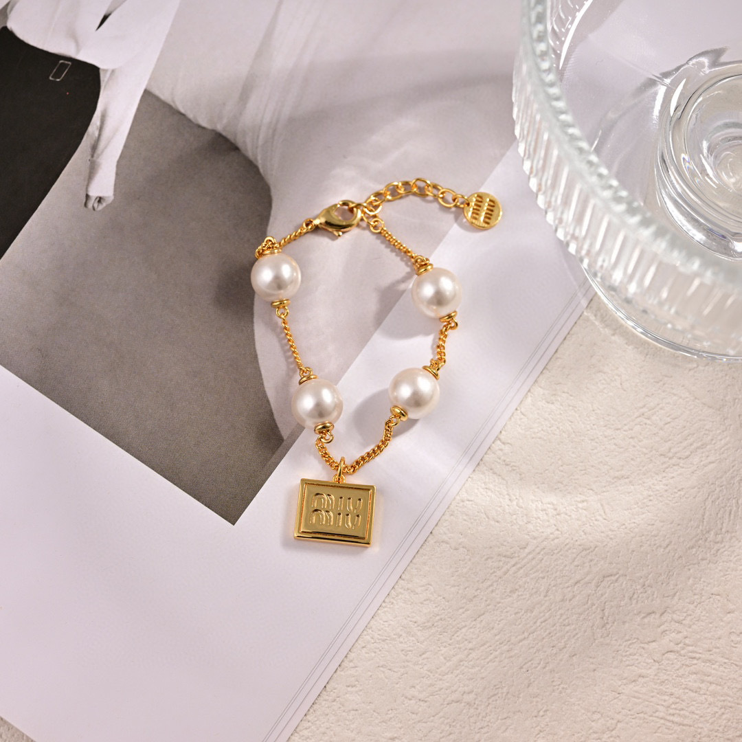 Miu Miu Jewelry Lock pearls with