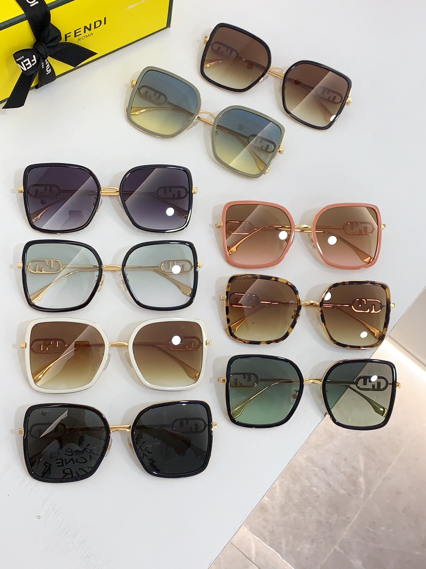 Fendi Sunglasses FD40201F SM011