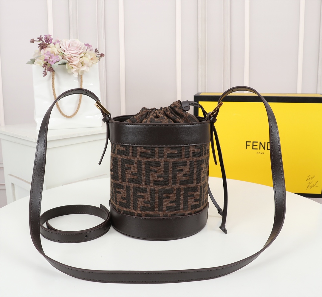 FendiBucket001JQE071 17*17*19 cm