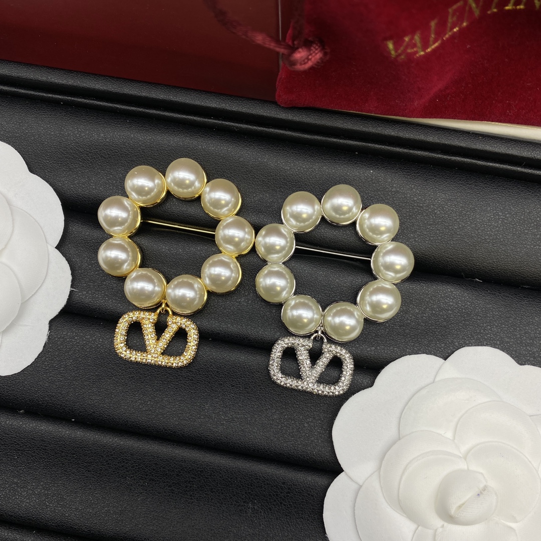 Valentino Jewelry Brooches Pearl Circle Brooch With Diamond-Encrusted Vlogo Pendant