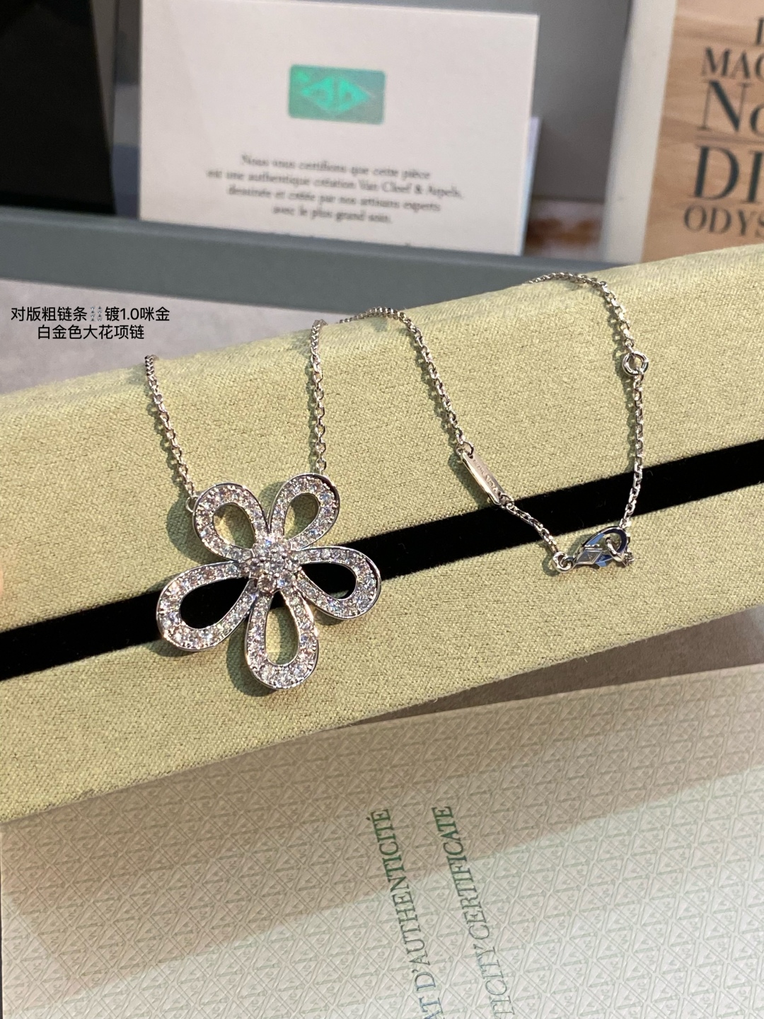 Van Cleef & Arpels Jewelry Necklace Hollow section