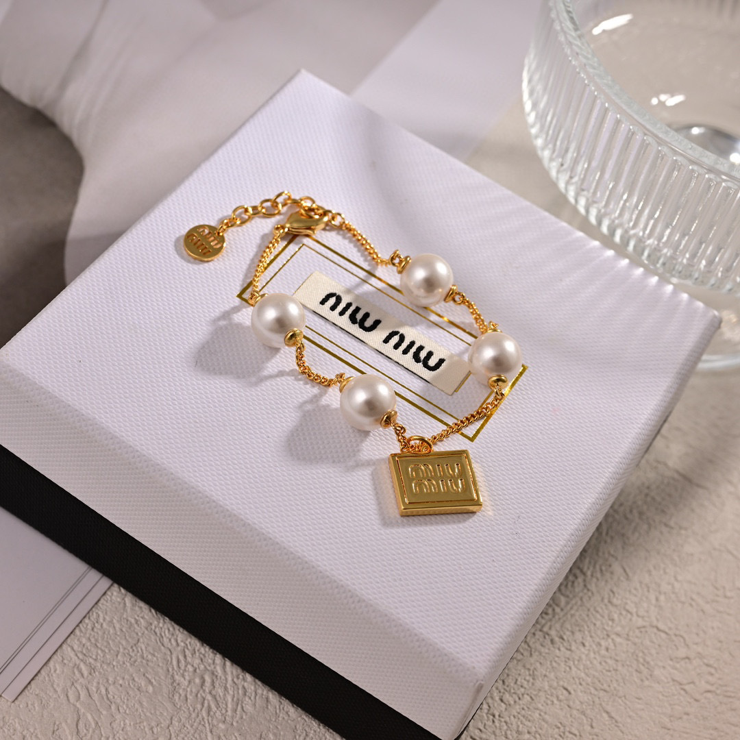 Miu Miu Jewelry Lock pearls with