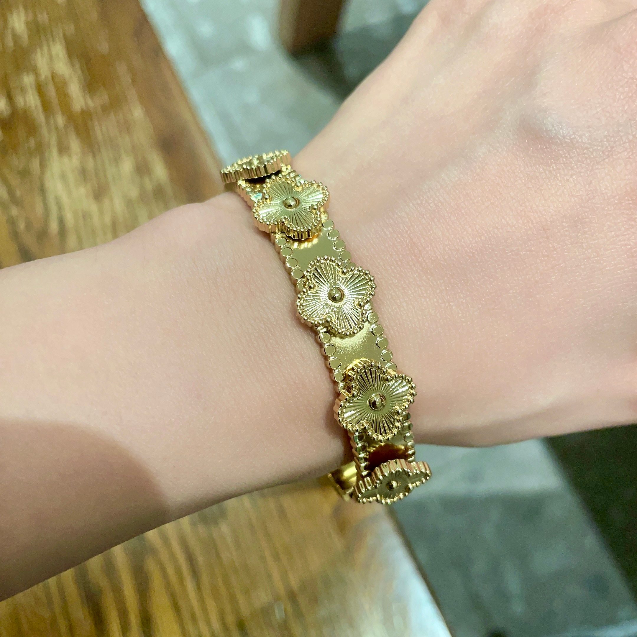 Van Cleef & Arpels Bangle Jewelry Eye-catching natural beauty