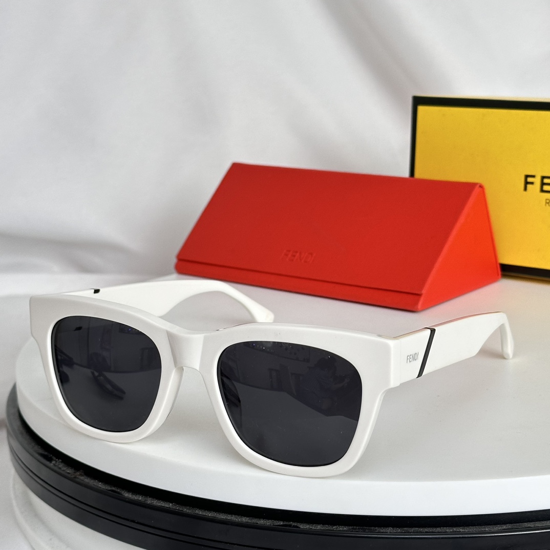 Fendi Sunglasses FE40132I SM061