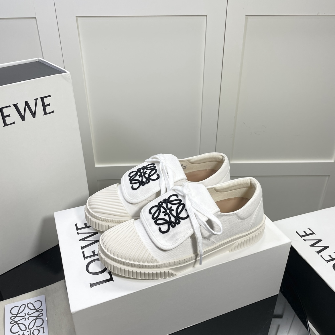 LOEWE 001 Casual shoes XM 032